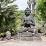 E guardandoci in giro notiamo tanti riferimenti all�Oriente: da una scultura del Buddha...
